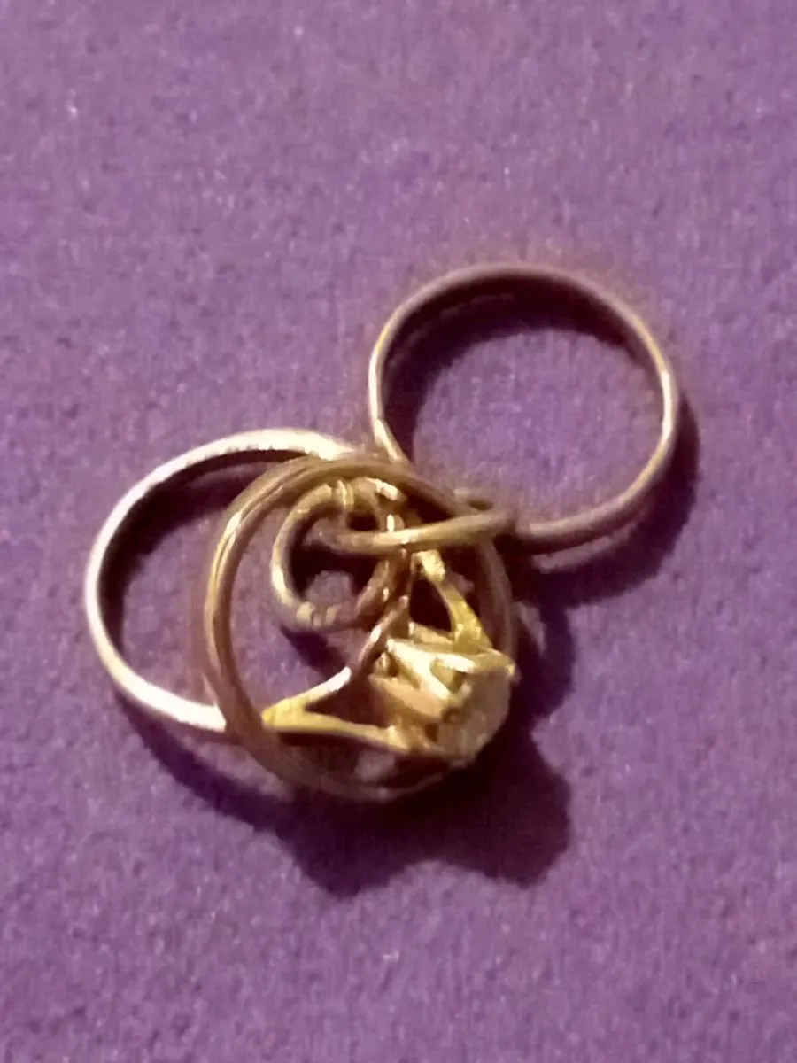 9ct gold three rings charm