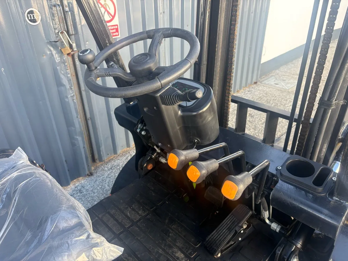 Terramax 2T Electric forklift - Image 4