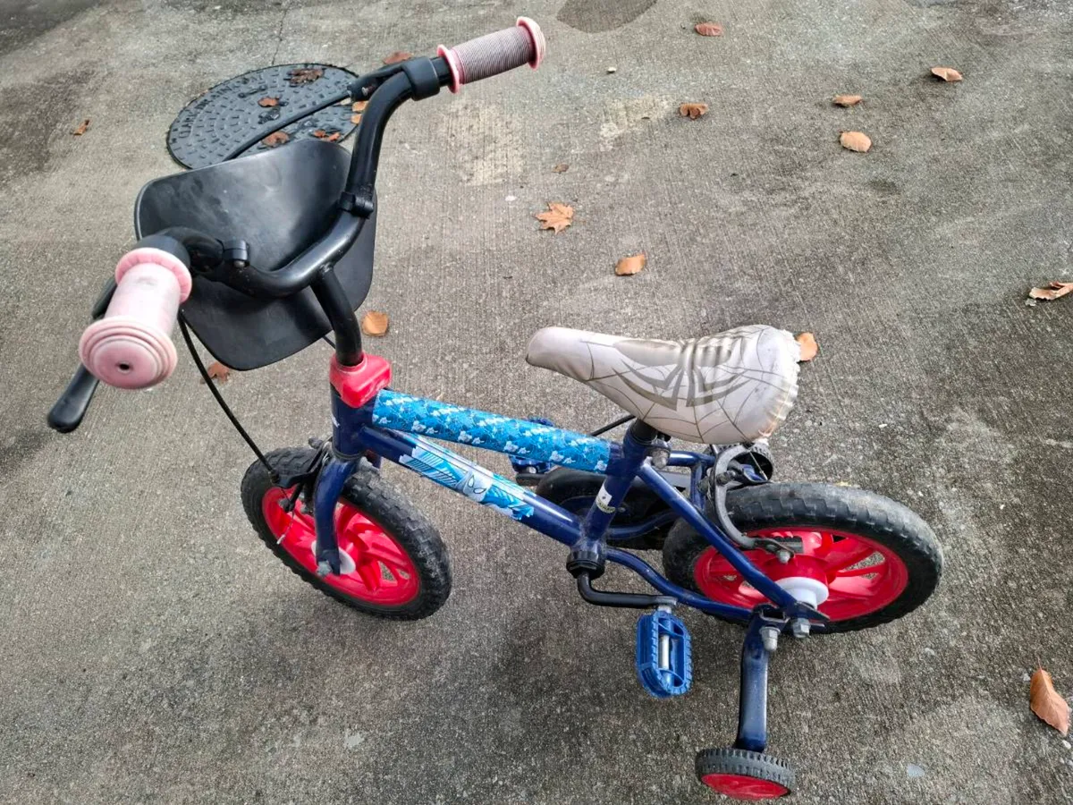 Spiderman bike 12 inch with stabilisers - Image 3