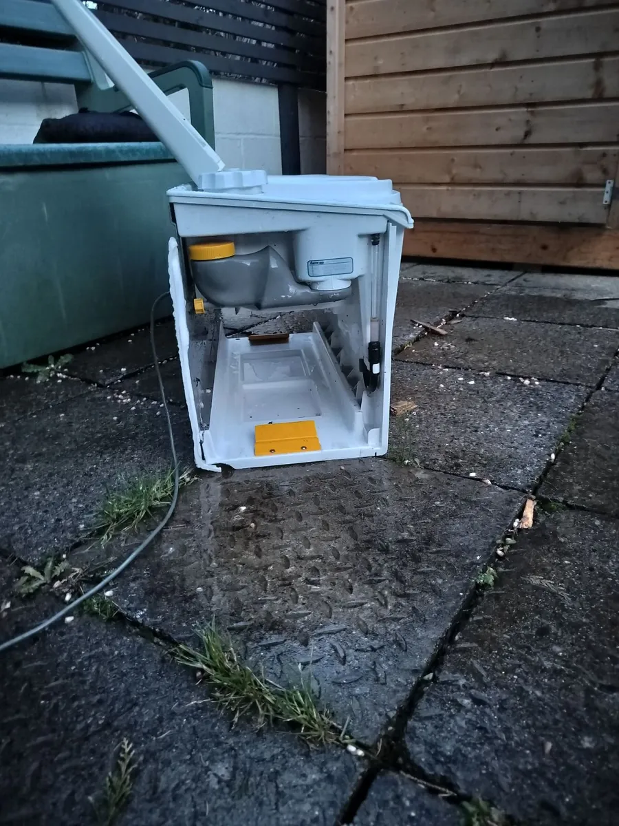 Chemical toilet for caravan - Image 2