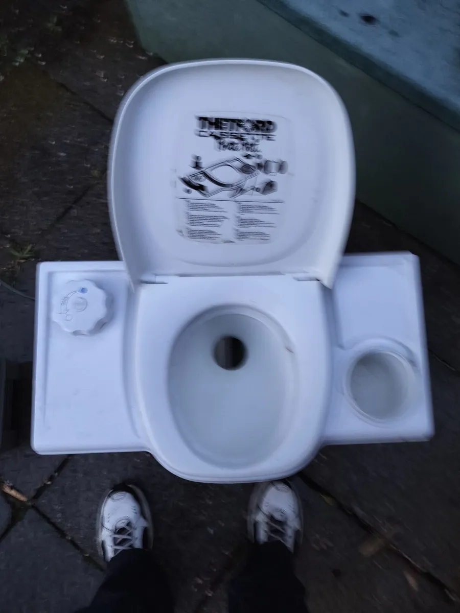 Chemical toilet for caravan - Image 3