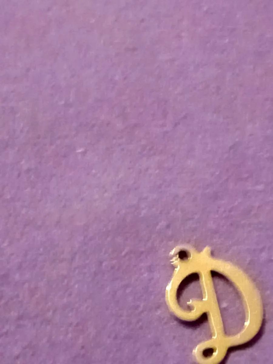 9ct gold D initial charm - Image 2
