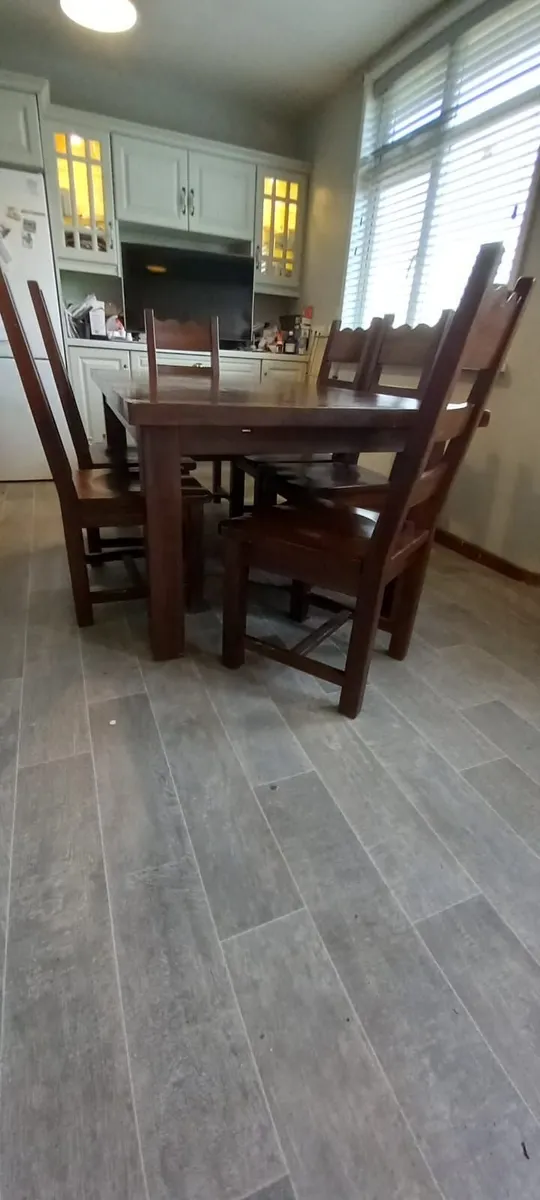 Table and 6 chairs - Image 1