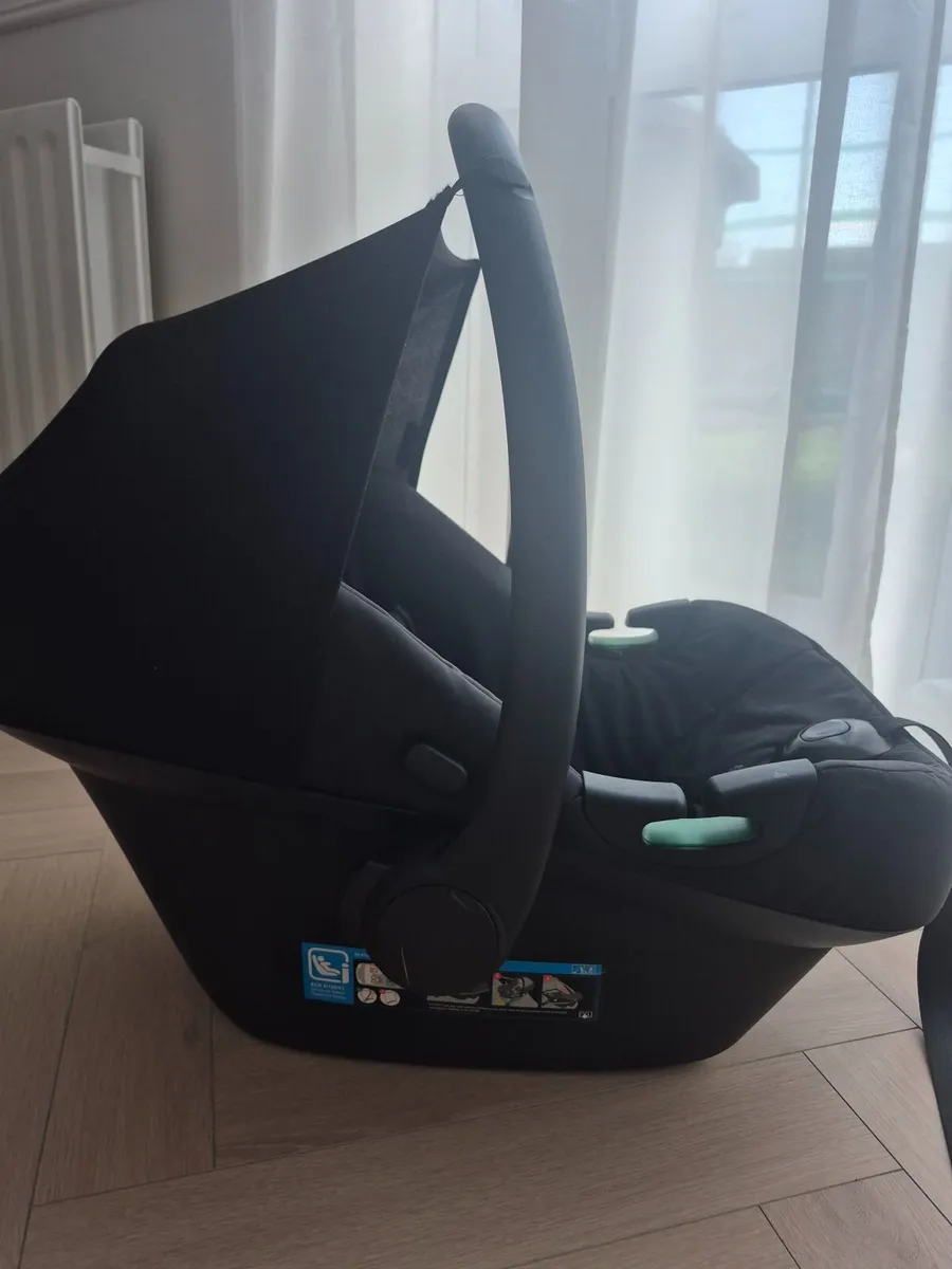 Baby carseat - Image 1