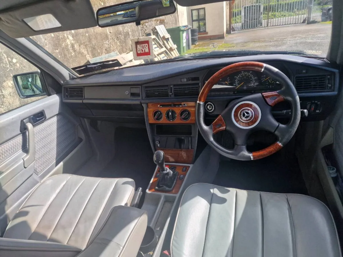 Mercedes 190 2.5 - Image 4