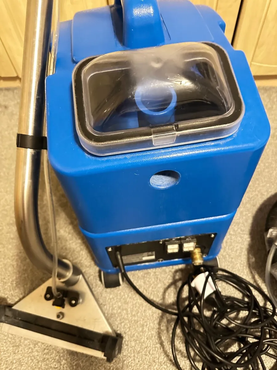 Carpet cleaning machine - Image 1