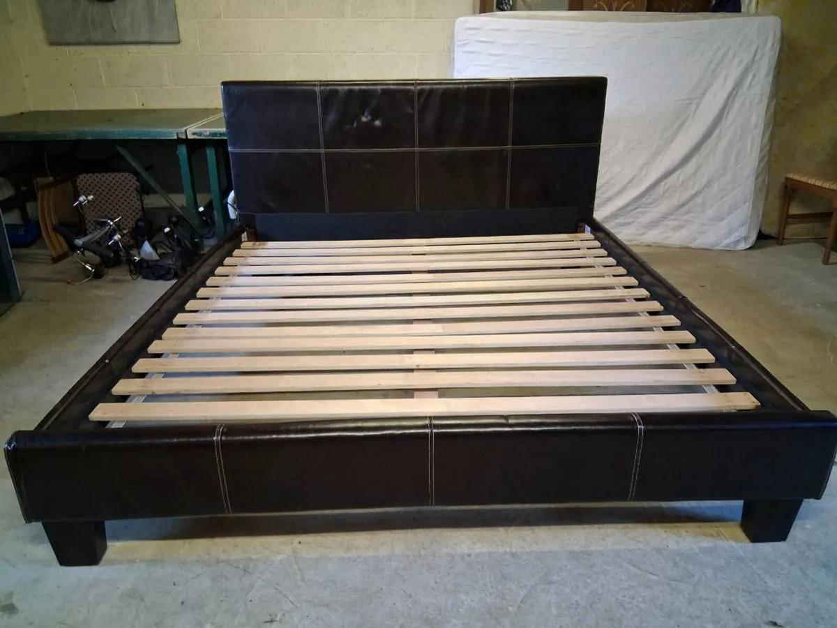 Leather bed - Image 1