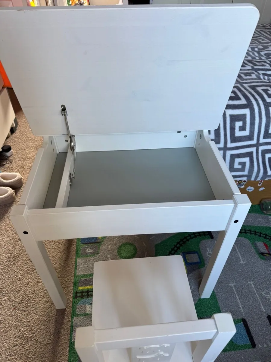 Kids desks and chairs - Image 1