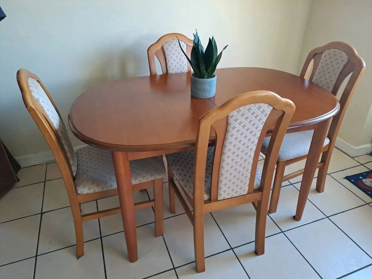 Table and chairs - Image 1