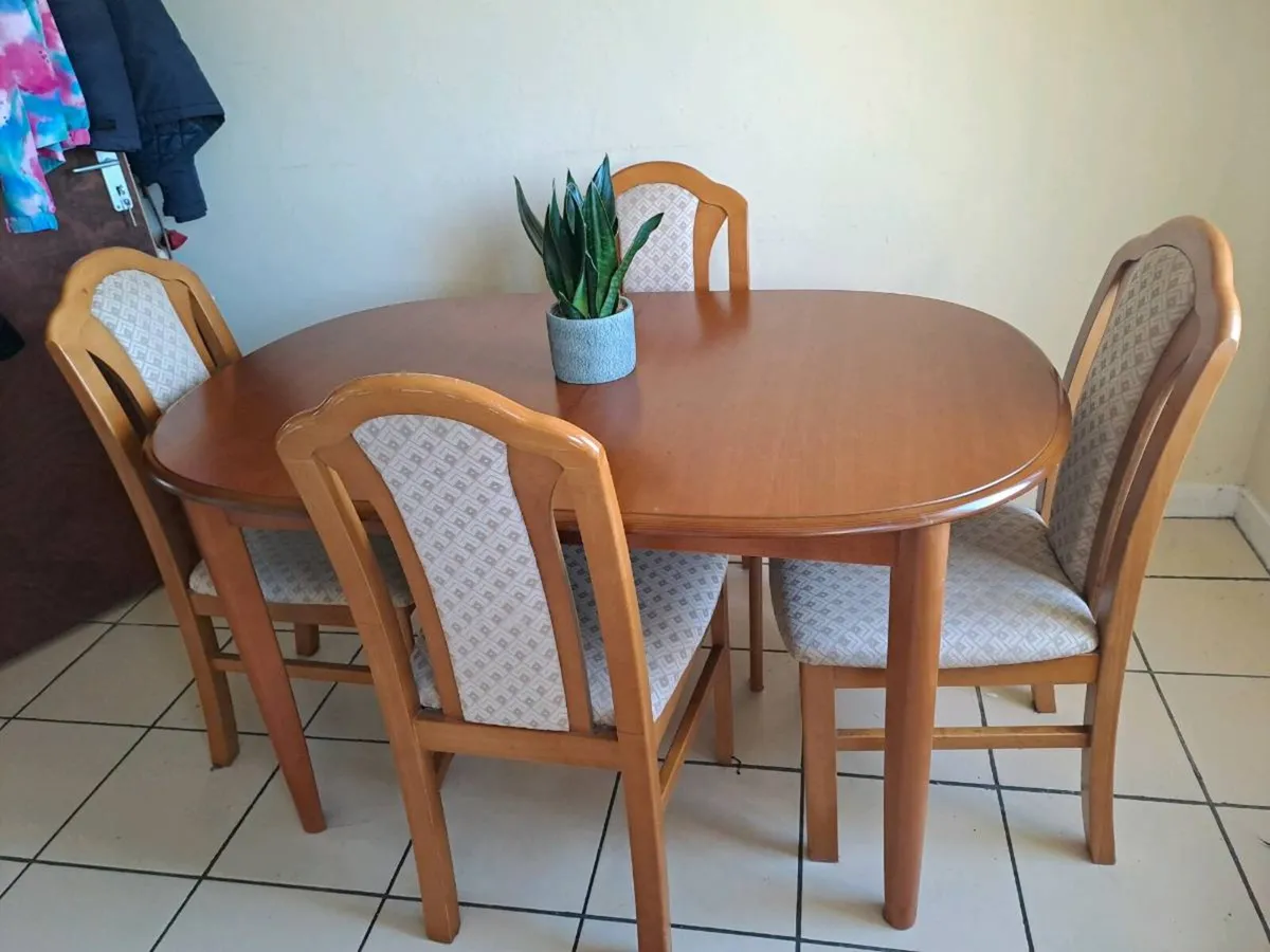 Table and chairs - Image 2