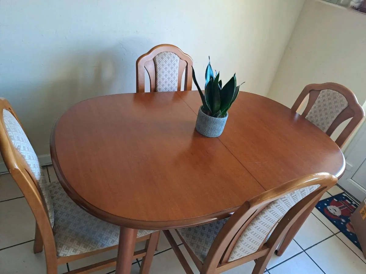 Table and chairs - Image 3