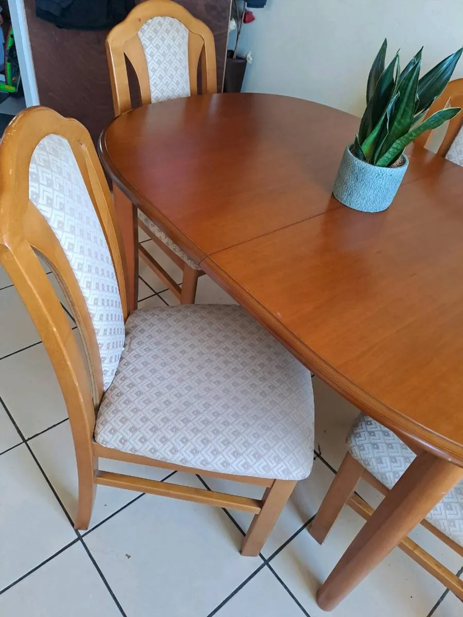 Table and chairs - Image 4