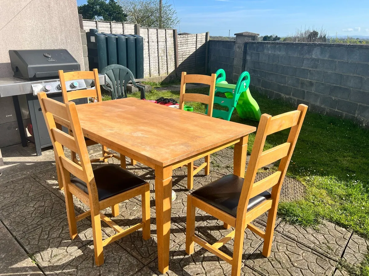 Dining table + 4 chairs - Image 1