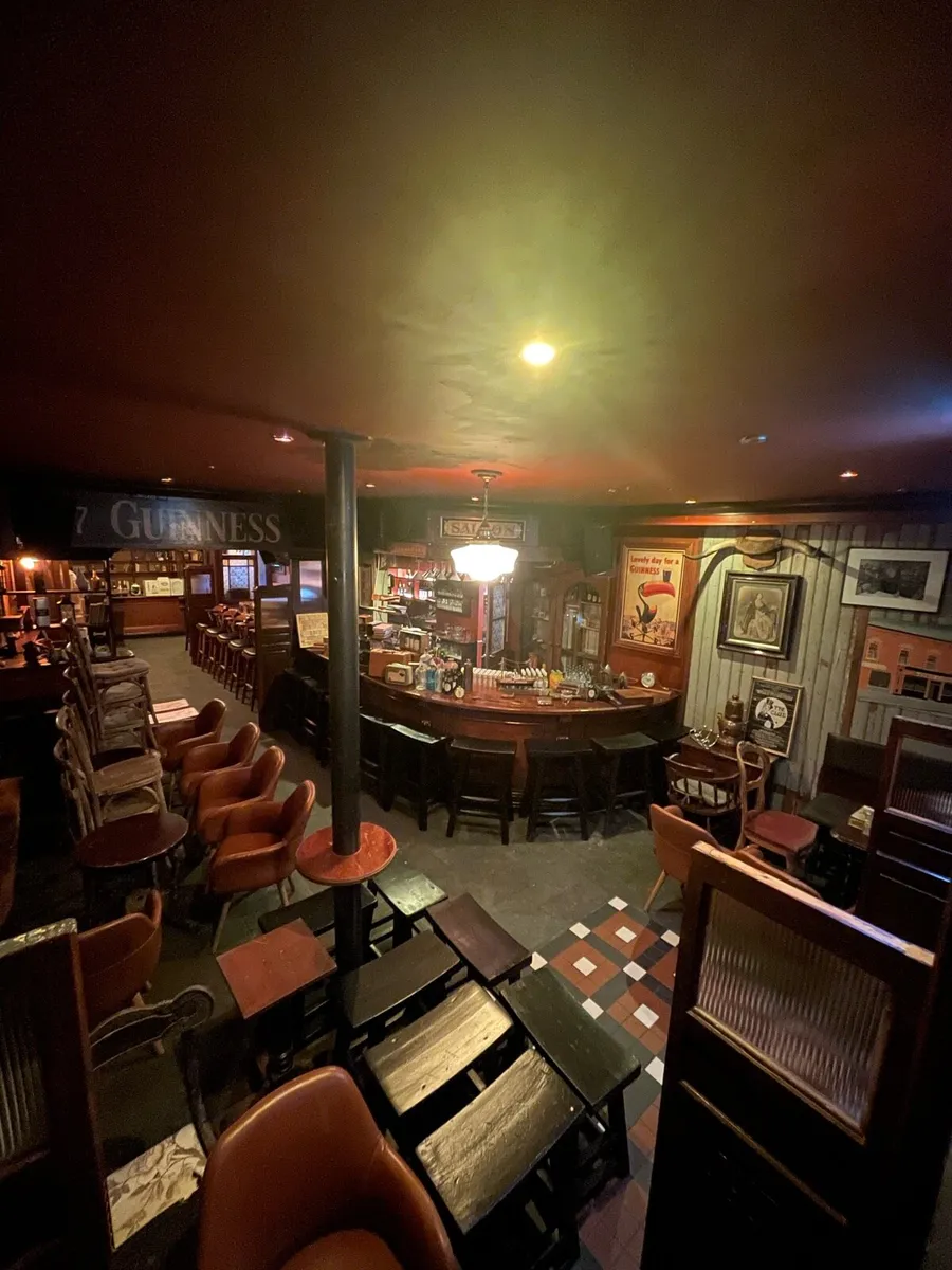 Doors partitions stain glass chairs stools bar pub - Image 1