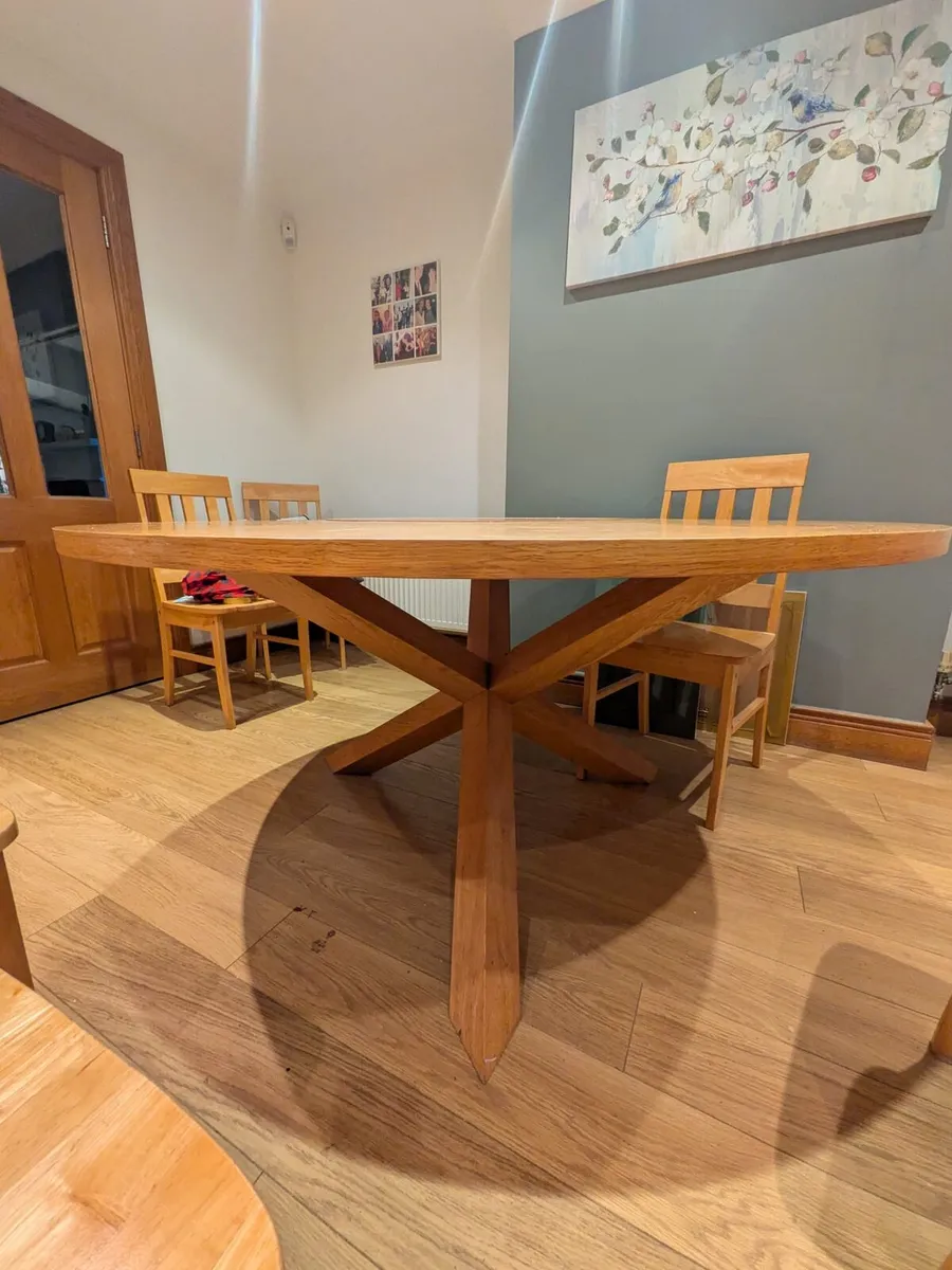 Round Oak Kitchen Dining table (chairs NOT incl) - Image 3
