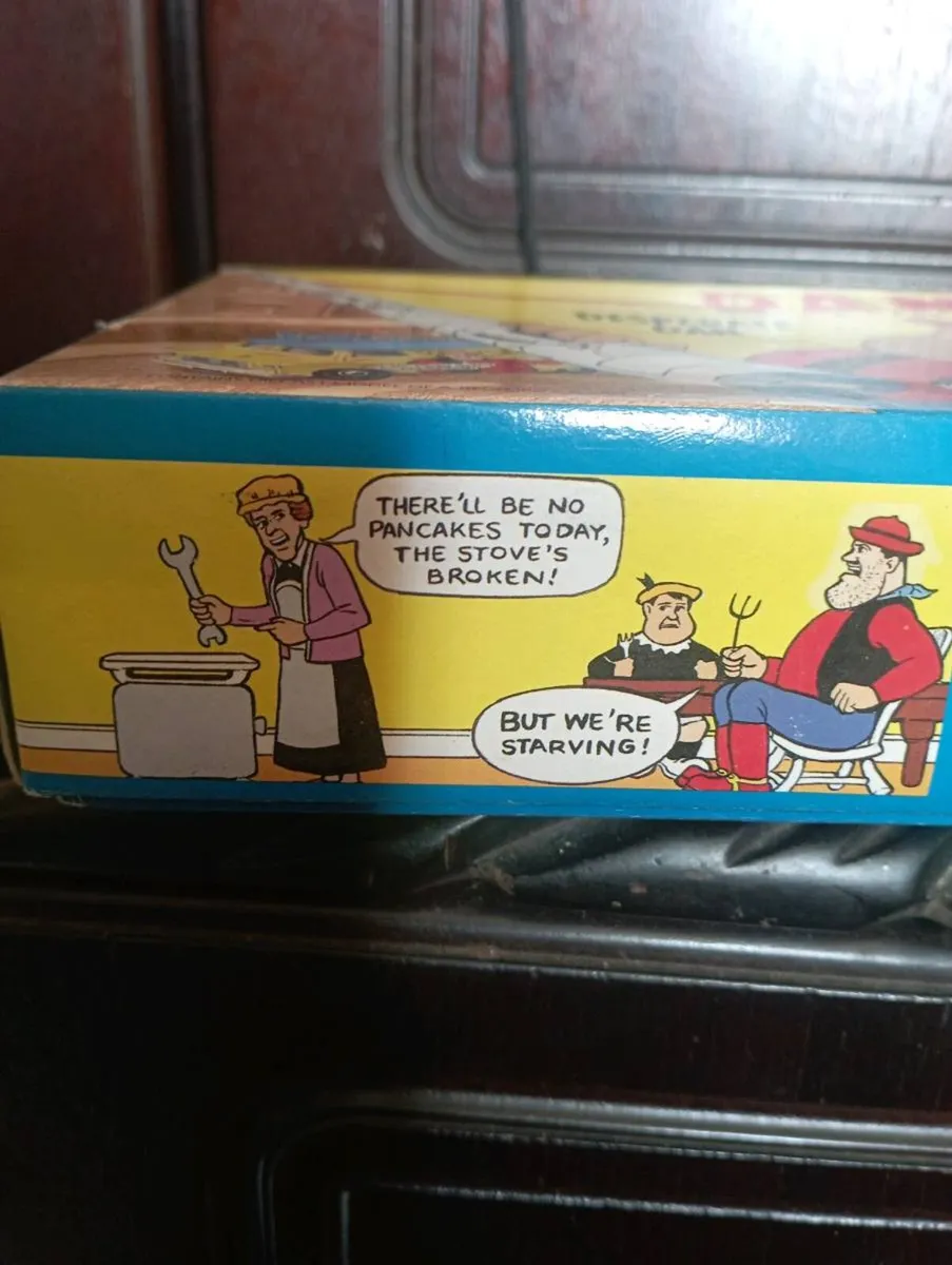 VINTAGE CORGI CLASSIC DIE--CAST MODLE'S VAN SET. - Image 3