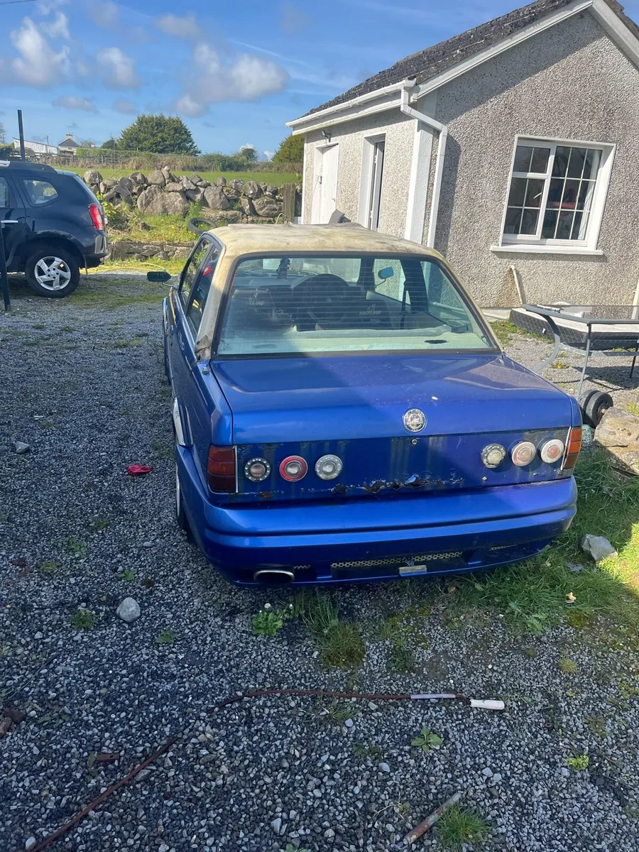 BMW e30 with brown book - Image 3