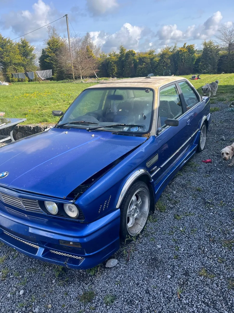 BMW e30 with brown book - Image 1