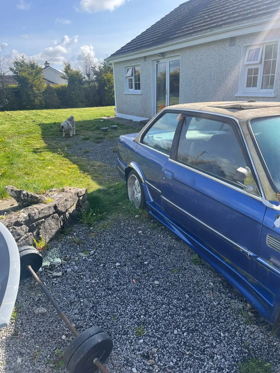 BMW e30 with brown book - Image 2