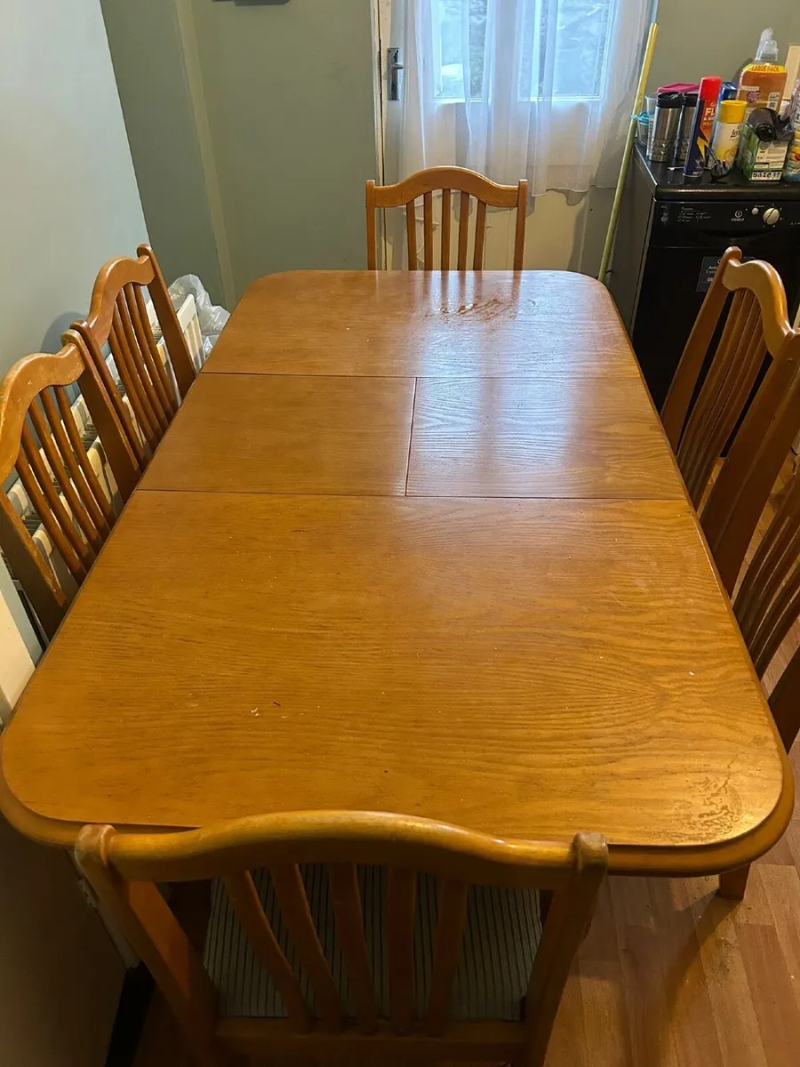 Table and chairs - Image 1