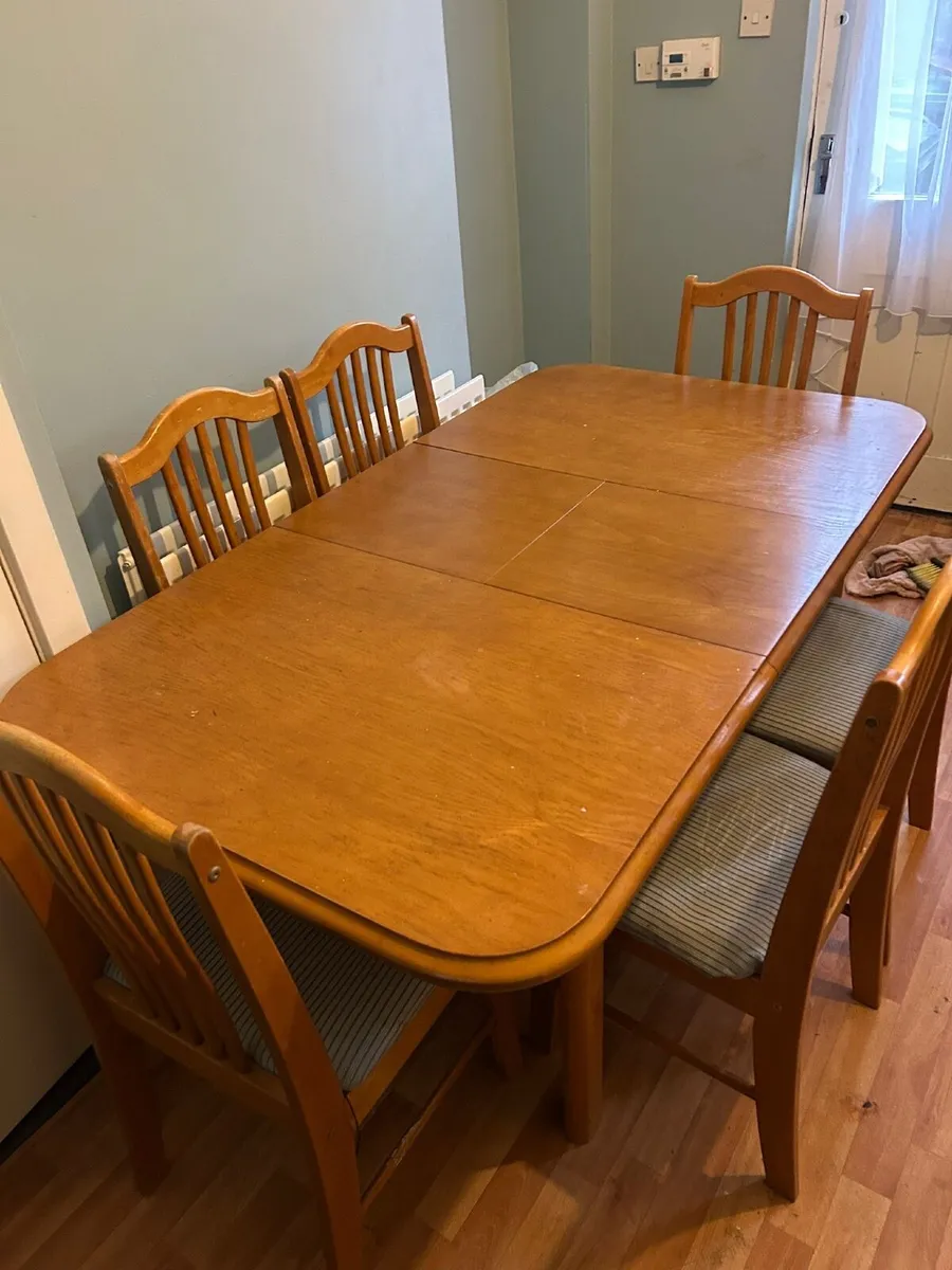 Table and chairs - Image 2