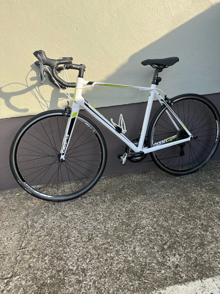 Giant Defy 4 Alxx Road bike. - Image 1