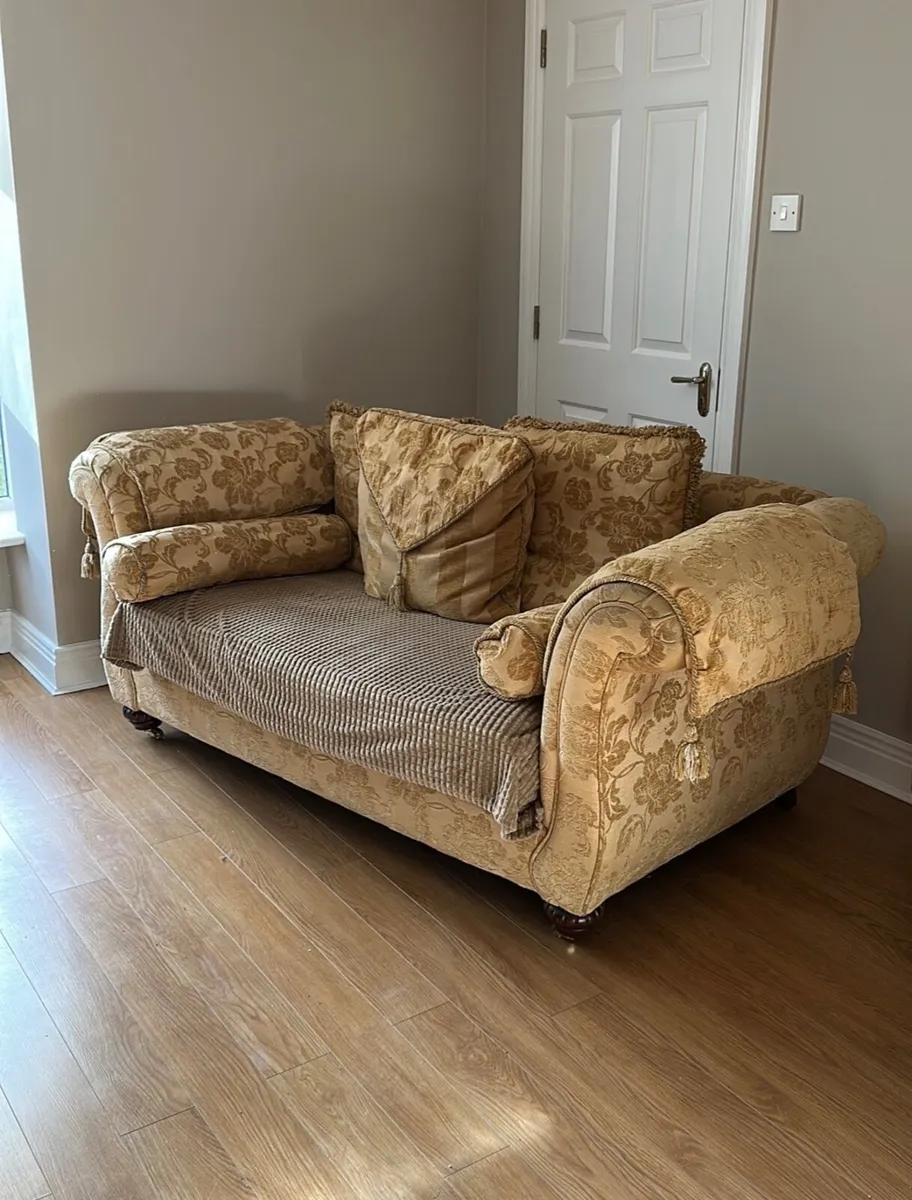 Suite of furniture - Image 1