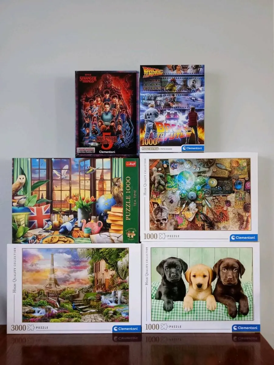 Jigsaw puzzles and books - Image 1