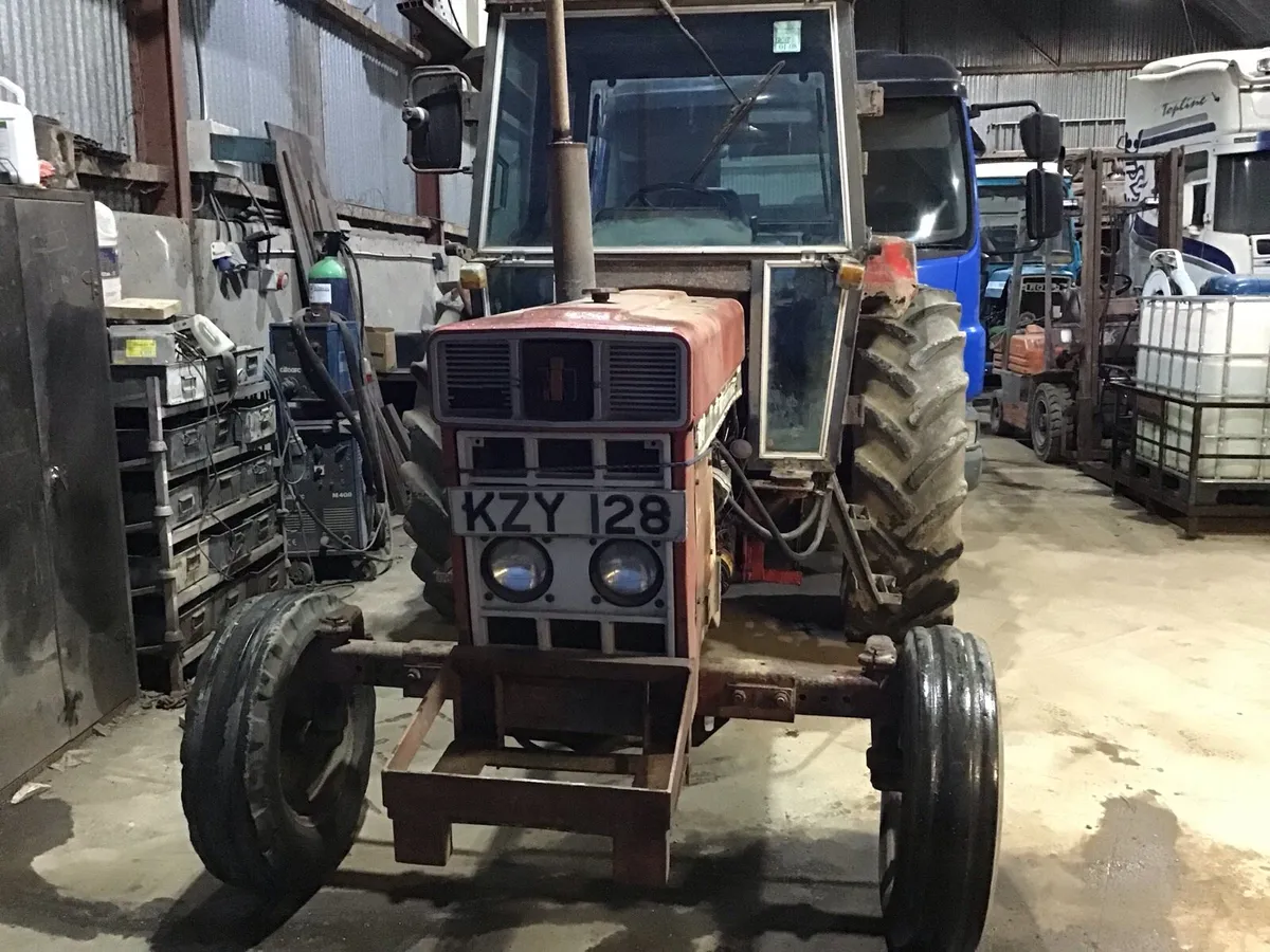 884 international tractor - Image 2