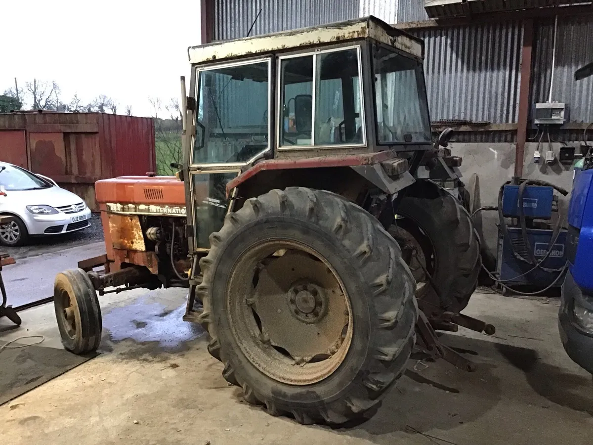 884 international tractor - Image 3
