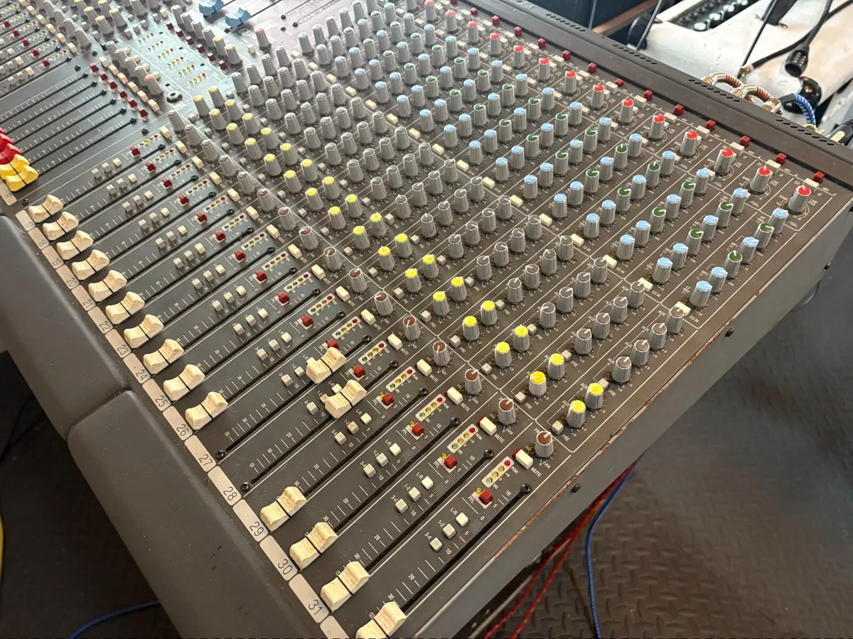 Mixing Desk - 32 Ch. Allen & Heath Analogue - Image 1