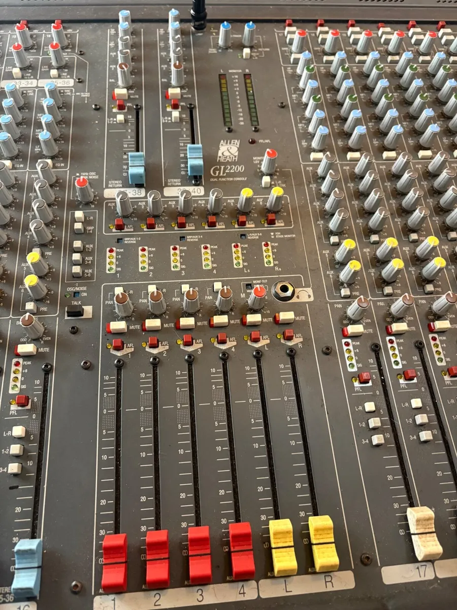 Mixing Desk - 32 Ch. Allen & Heath Analogue - Image 4