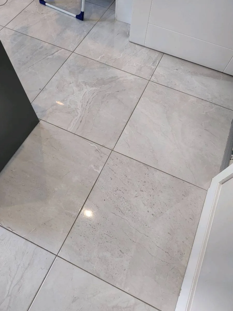 4 Free unused white kitchen tiles - Image 1