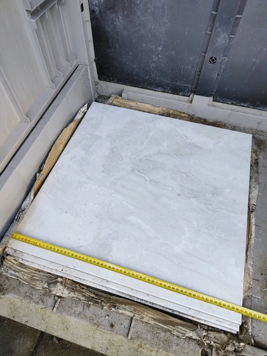 4 Free unused white kitchen tiles - Image 3