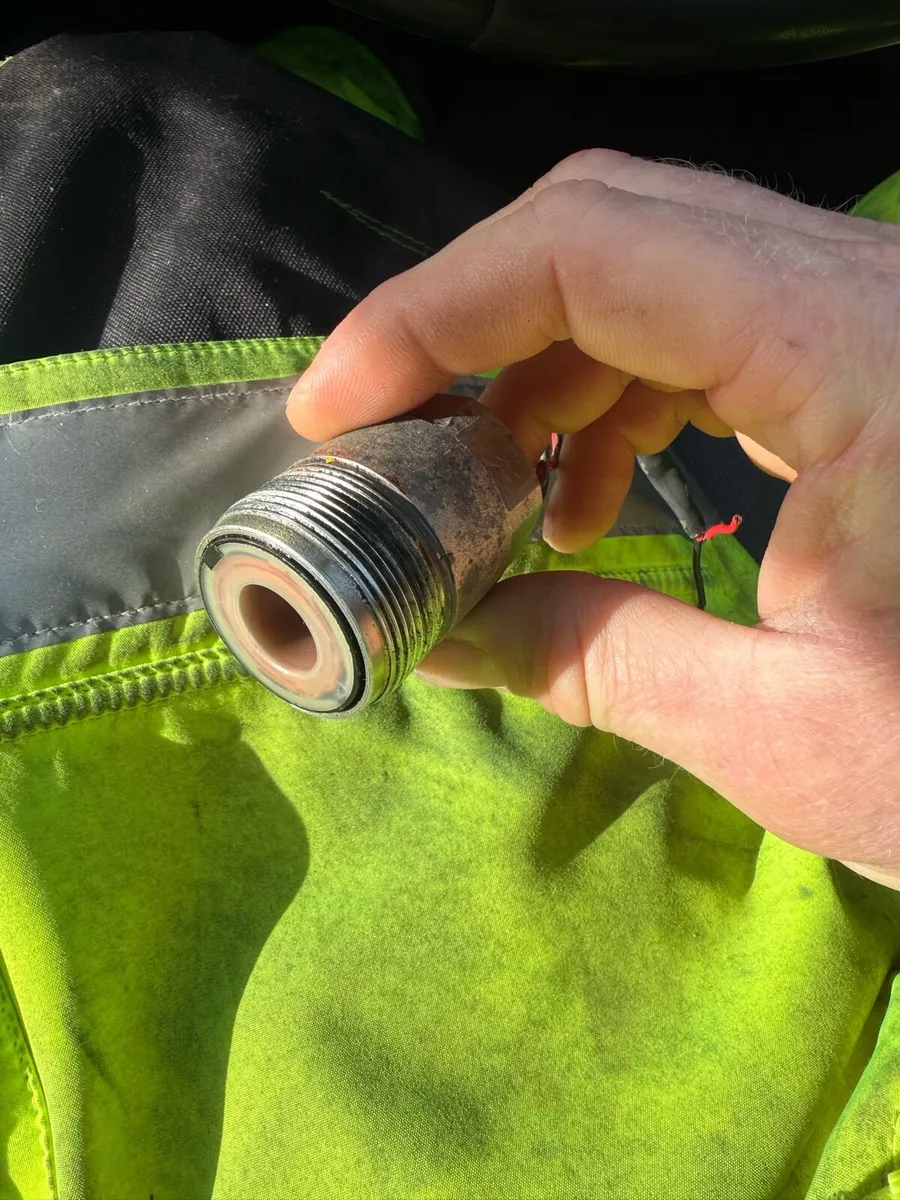 Looking for 2002 js220 4 pilot solenoids wanted - Image 2