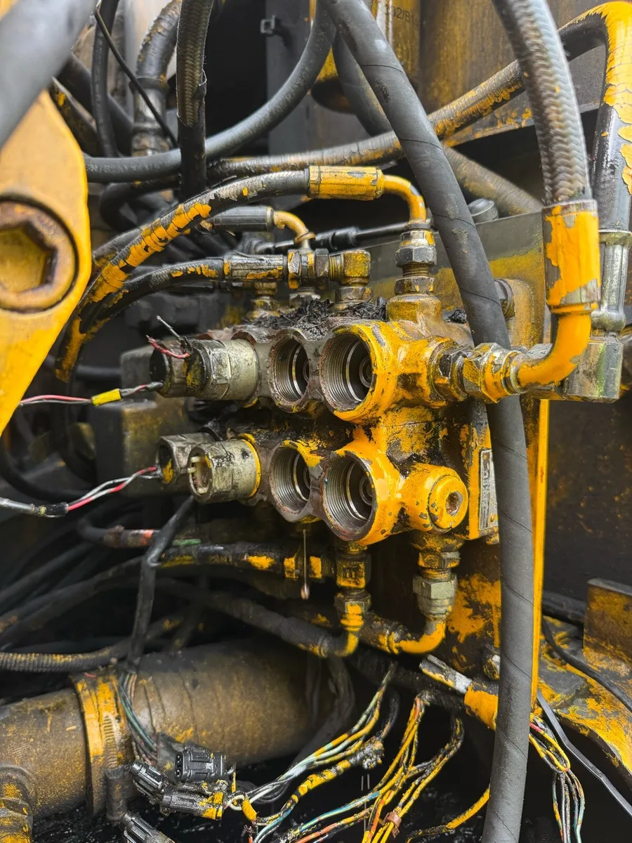 Looking for 2002 js220 4 pilot solenoids wanted - Image 1