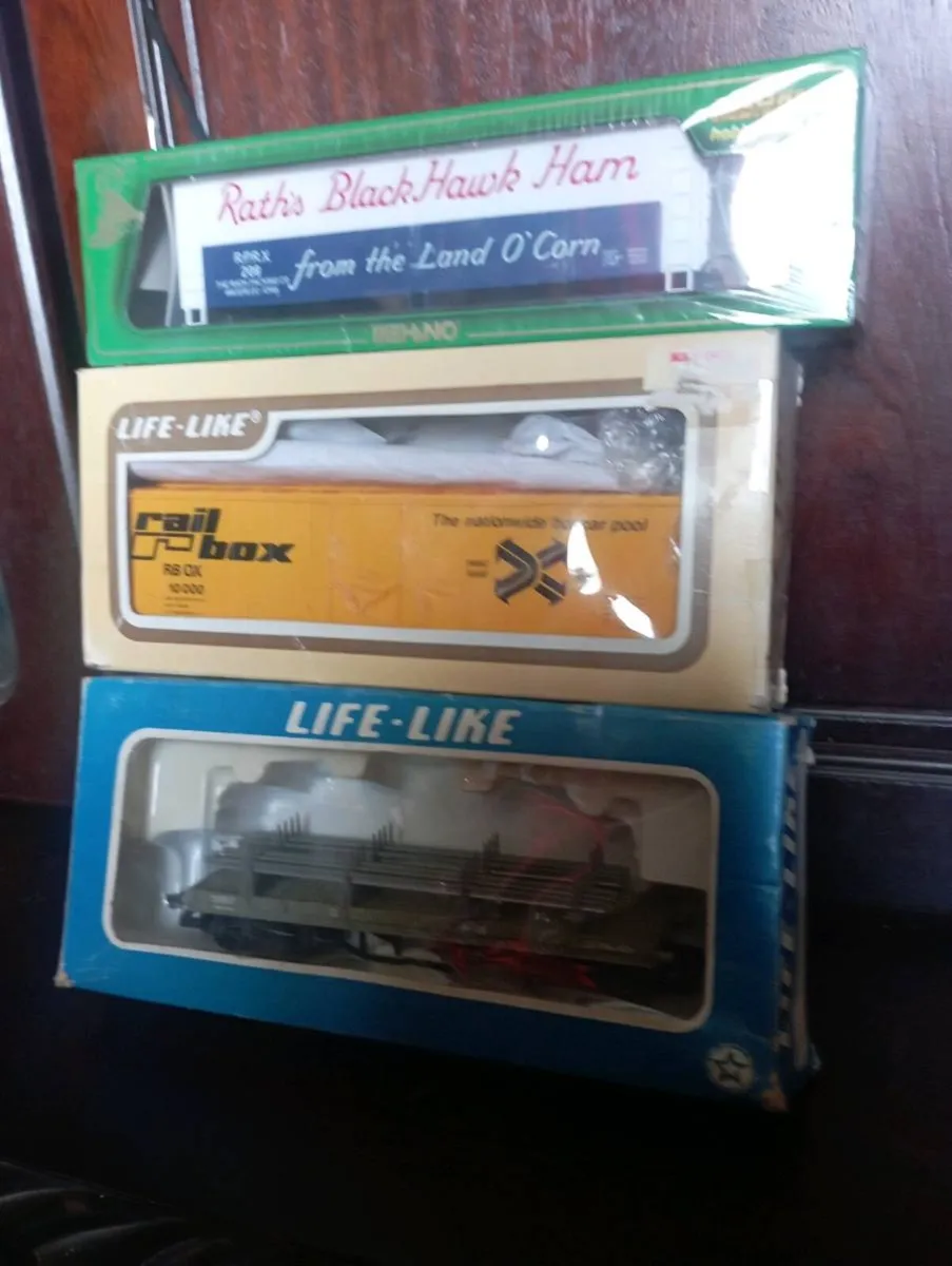 VINTAGE HO SCALE MODLE RAILROAD  CARS - Image 1