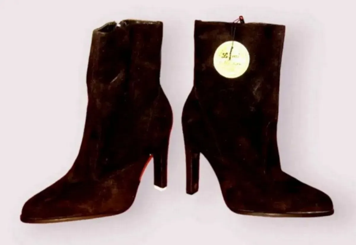 BNWT 'Harrods In Store' Boots - Image 2