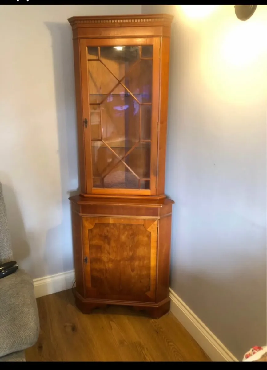 Georgian-style corner cabinet - Image 1