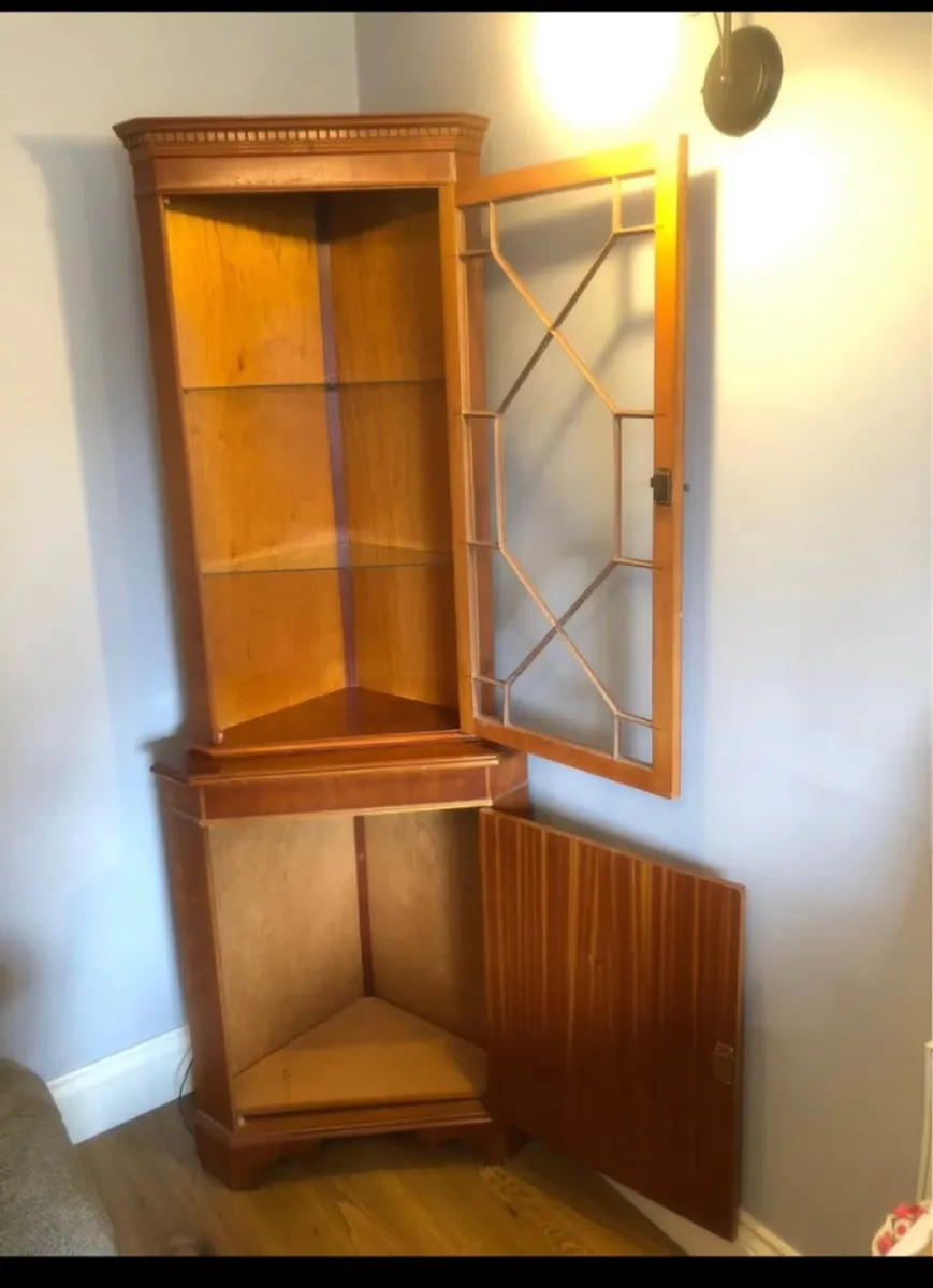Georgian-style corner cabinet - Image 2
