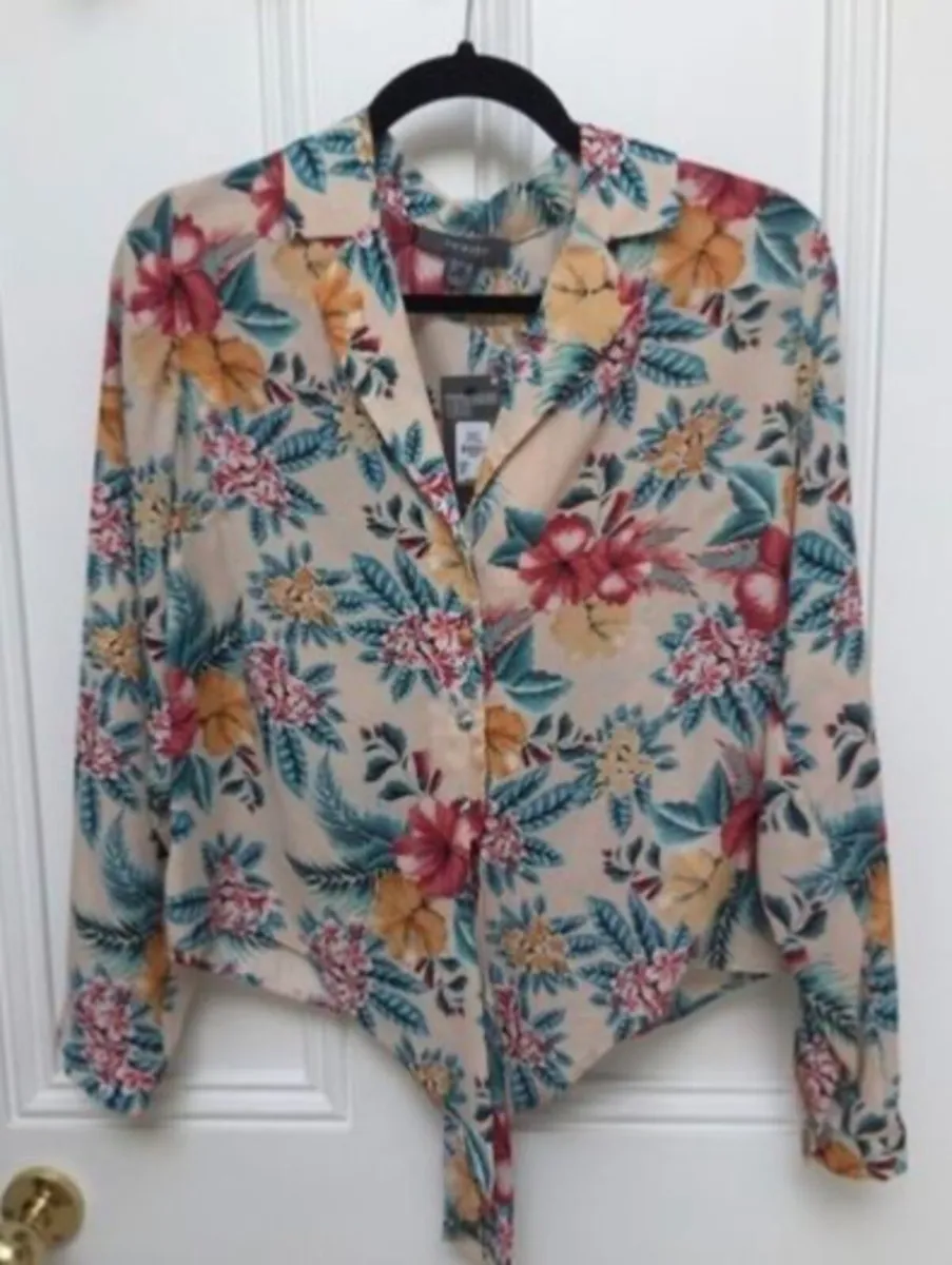 Ladies Tops - 2 for 10 Euro - Size 10 (a couple si - Image 3