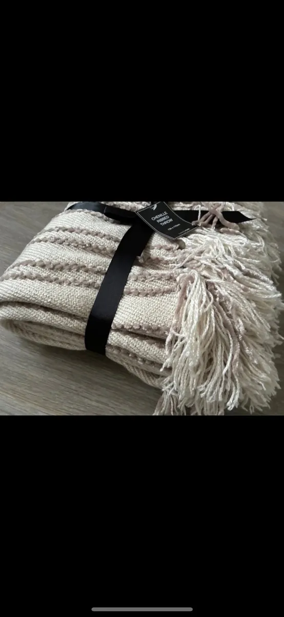BRAND NEW Chenille Ribbed Throw - Image 1