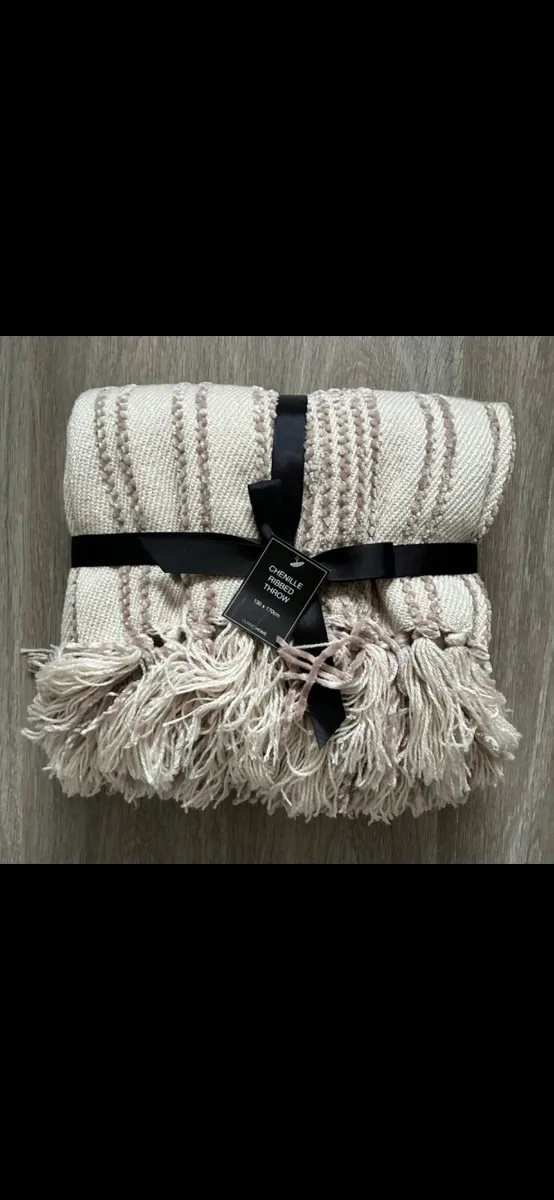 BRAND NEW Chenille Ribbed Throw - Image 2