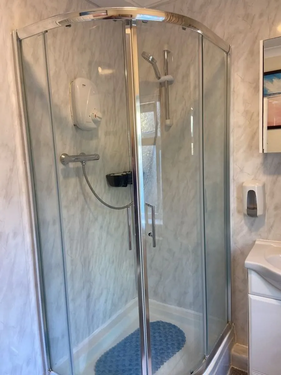 Shower surround and tray - Image 1