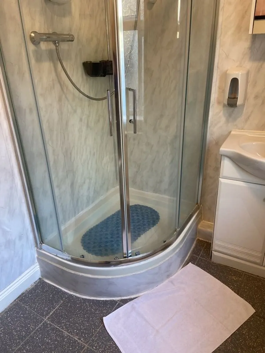 Shower surround and tray - Image 2