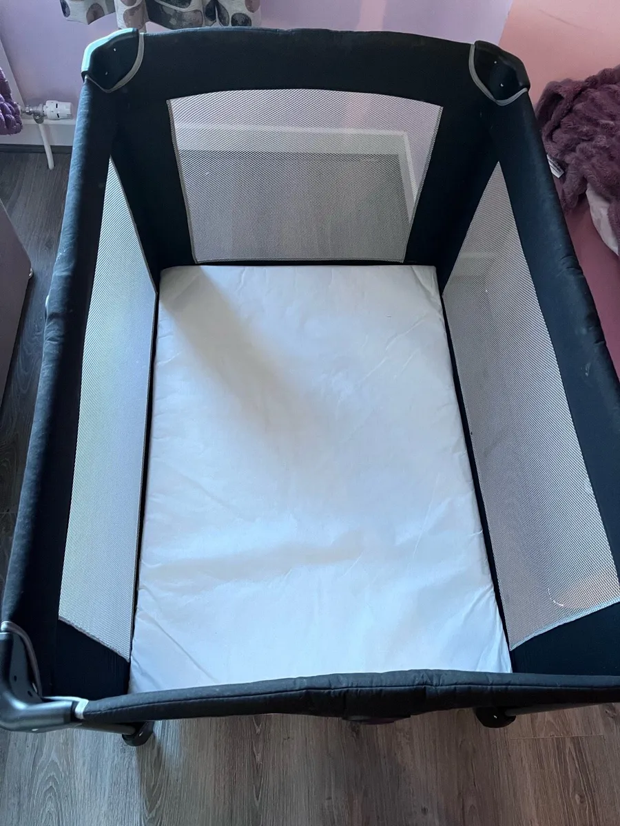 Travel cot - Image 1