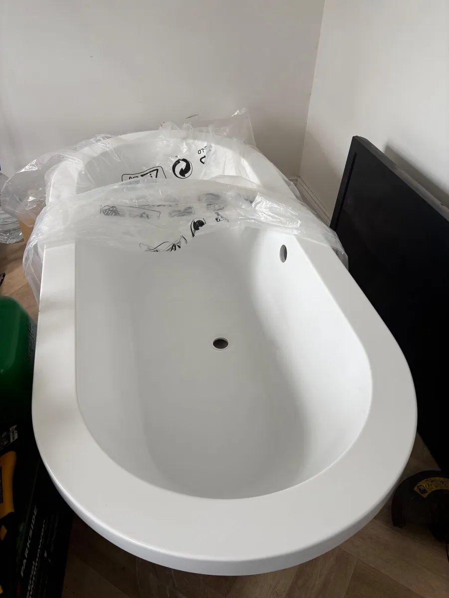 Victor Benson flat top freestanding bath - Image 1