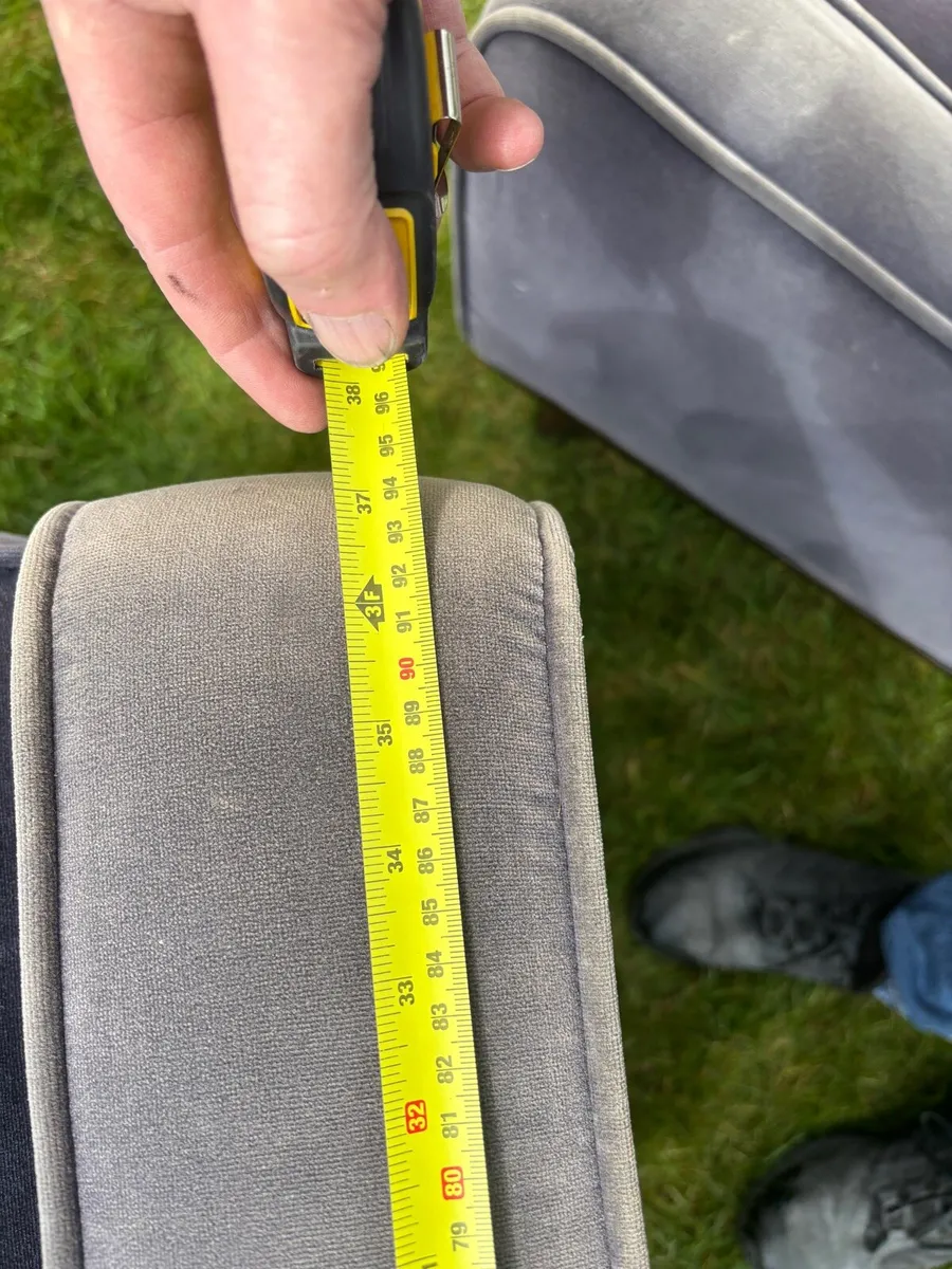 3 seater couch + 2 chairs - Image 4