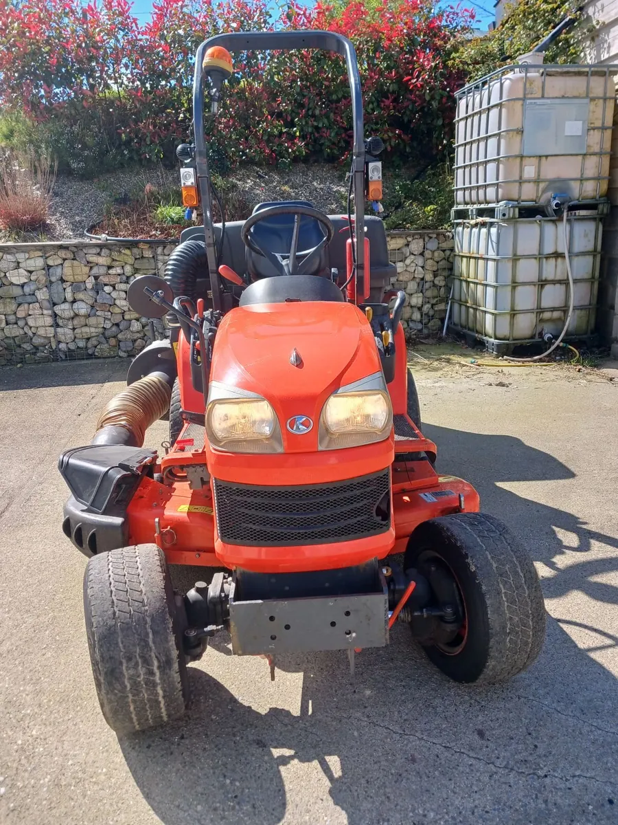 Kubota BX2350 sub compact tractor with mowing deck - Image 2