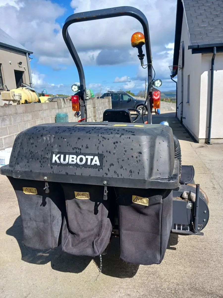 Kubota BX2350 sub compact tractor with mowing deck - Image 4
